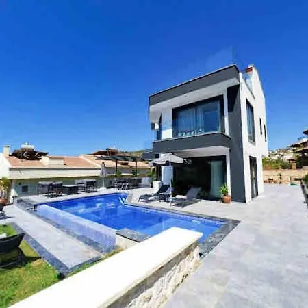 Вилла Centrally Located Luxury Villa: Alesta